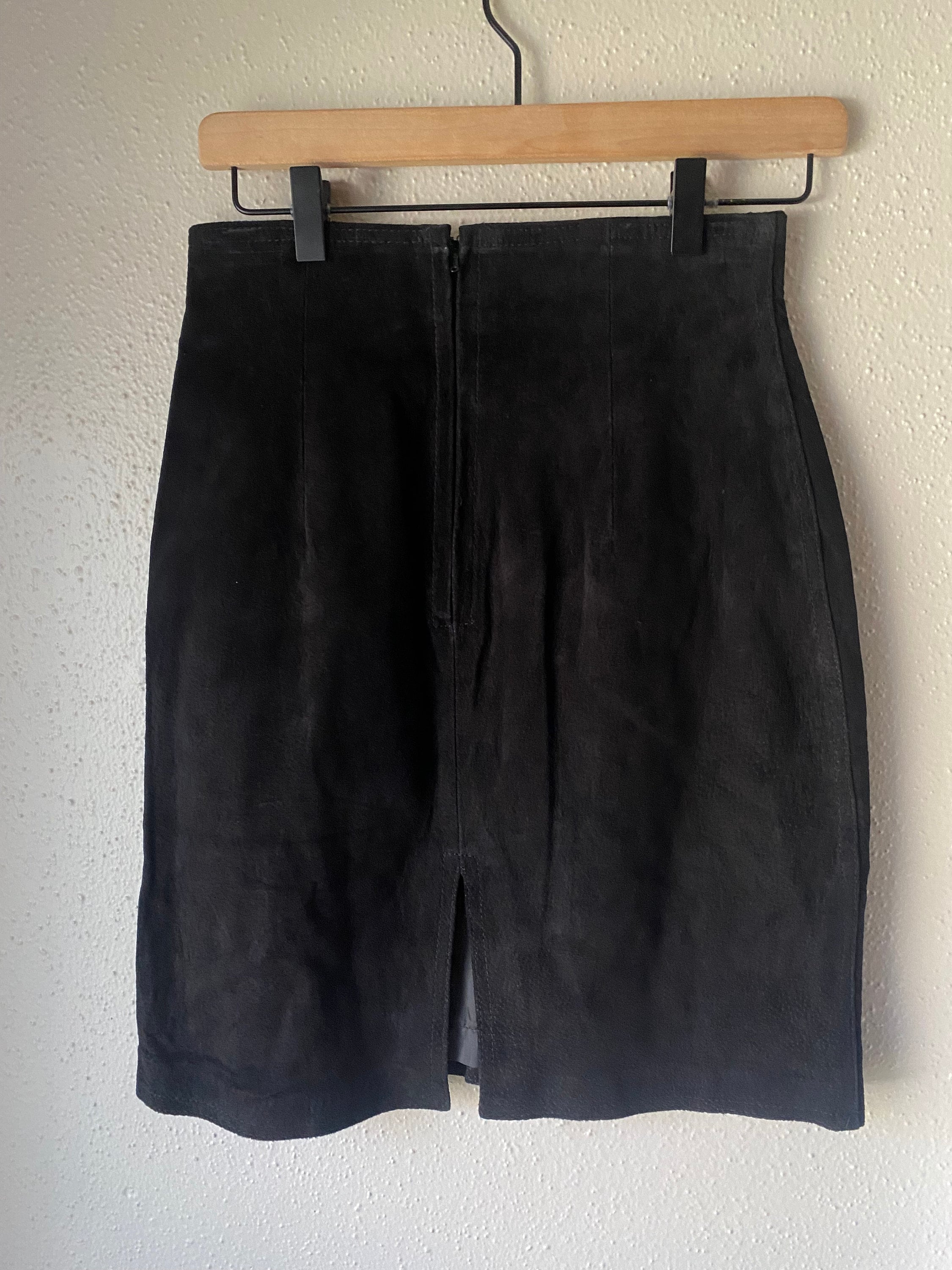 suède Kint Skirt Jantiques Suede skirt with crochet trim