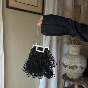 Vintage schwarze auffällige lockige Fransen-Taschen-Geldbörse aus Frankreich, Wildlederimitat