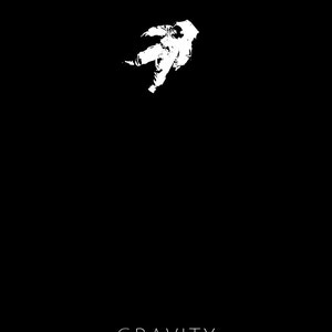Op de afbeelding: Een minimalistische zwart-wit poster met een silhouet van een astronaut die in de ruimte zweeft. De tekst "GRAVITY" is in wit onderaan de poster gedrukt.