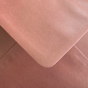 Buste in oro rosa/rosa cipria da 5" x 7" effetto perlescente metallizzato, 133 mm x 184 mm, gommate, perfette per biglietti di auguri e inviti