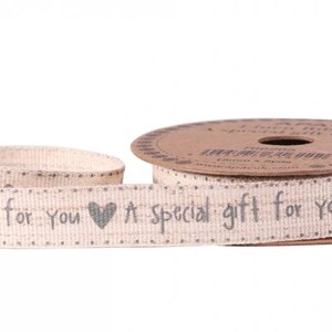Fita de linho impressa com "Um presente especial para você". Impressão cinza. 15 mm de largura, rolo de 4,5 metros. Perfeito para embrulho de presentes, decoração, aniversários