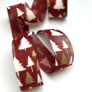 Bordeauxrood kerstlint witte en gouden dennen / kerstbomen 38 mm breed. Ideaal voor kransen, decoraties en bomen