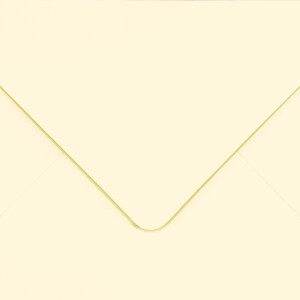Confezione da 50 buste C6 color crema avorio da 114 mm x 162 mm gommate. Adatte per biglietti di auguri A6, Natale, inviti, lettere e uso quotidiano.