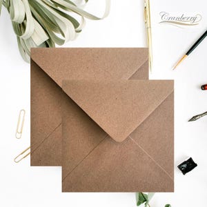 Sobres Kraft reciclados de 6" x 6" en marrón natural, cuadrados de 155 mm x 155 mm. Múltiples opciones de paquete