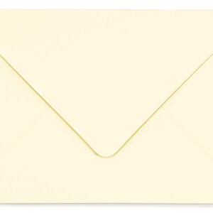 Confezione da 100 buste C5/A5 color crema avorio 162 mm x 229 mm gommate. Adatte per biglietti A5, commerciali, inviti, lettere e uso quotidiano