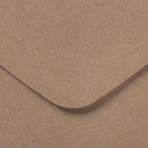 Paquet de 50 enveloppes DL kraft. Toile recyclée 110 mm x 220 mm Convient pour les cartes de voeux, Noël, les lettres, les bons, le bureau, les invitations