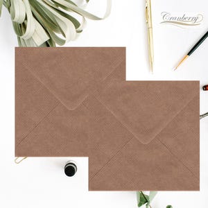 5 x 5 enveloppes côtelées 130 mm x 130 mm carrées kraft texturé avec gommage