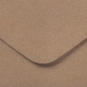 Paquet de 100 enveloppes DL kraft. Tache recyclée 110 mm x 220 mm Convient pour les cartes de voeux, Noël, les lettres, les bons, le bureau, les invitations