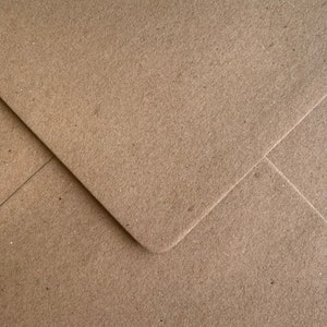 Enveloppes C7/A7 Kraft recyclé, brun naturel, 82 mm x 113 mm, gommées. Paquet de 50 petites enveloppes kraft