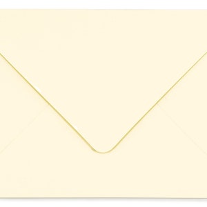 Confezione da 100 buste C6 color crema avorio da 114 mm x 162 mm gommate. Adatte per biglietti di auguri A6, Natale, inviti, lettere e uso quotidiano.