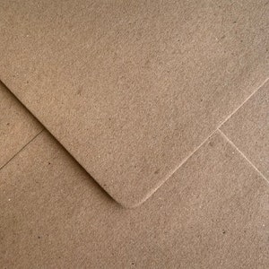 Sobres C6/A6 Kraft Reciclado Marrón Natural 114 mm x 162 mm Engomados. Paquete de 50 Sobres