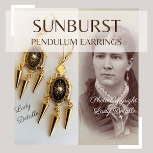 Puede incluir: Pendientes colgantes dorados con diseño de sol, centros ovalados negros y detalles de perlas. Cada pendiente tiene tres puntas doradas colgando debajo del óvalo. El texto "SUNBURST PENDULUM EARRINGS" se muestra arriba.