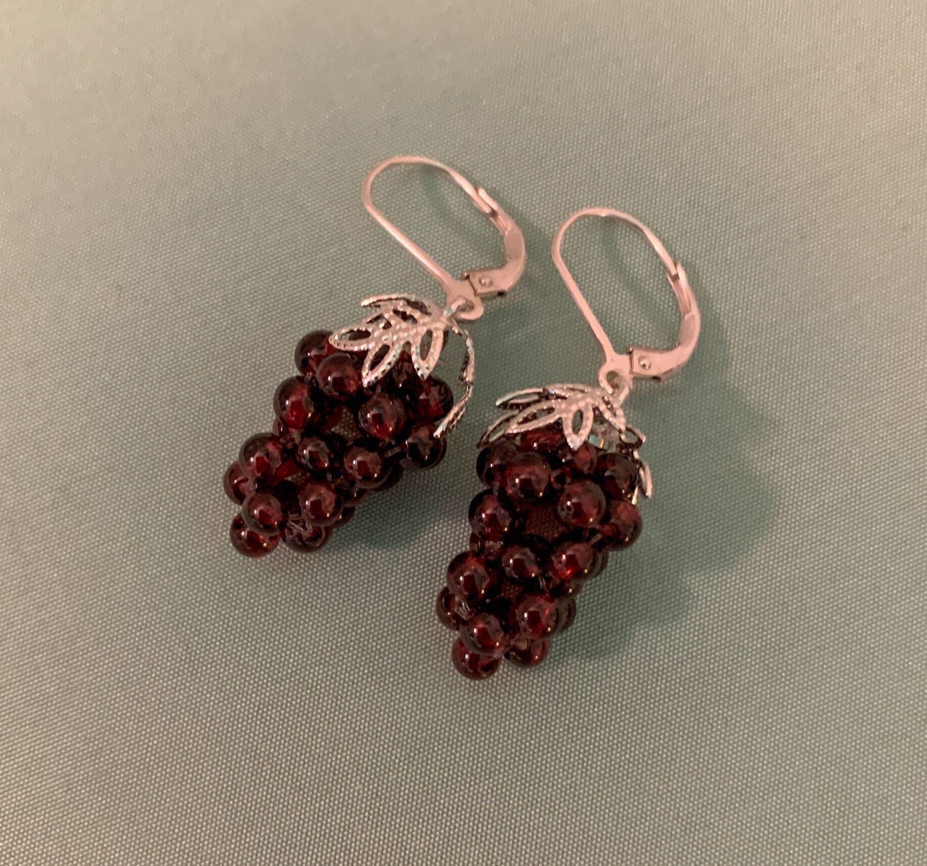 スターリング ガーネット グレープ イヤリング、レディ デタール 歴史