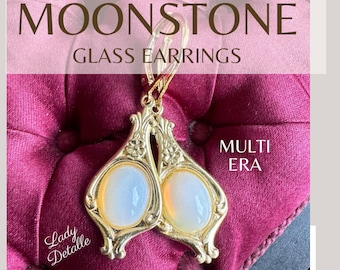 Brincos de vidro Moonstone, leves e banhados a ouro 16k, com um lindo brilho vintage. Pequenos brincos de vidro Moonstone em estilo Art Déco.