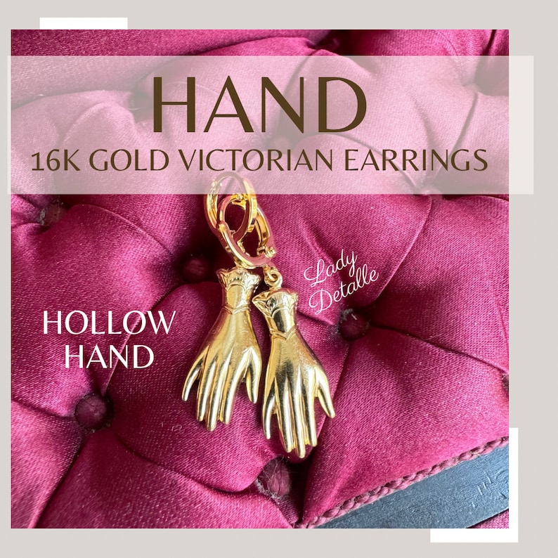 K&ouml;nnte beinhalten: Ein Paar viktorianische Ohrringe aus 16 Karat Gold mit einem hohlen Handdesign. Die Ohrringe liegen auf einem roten Samtstoff. Der Text "Lady Detalle" ist auf dem Bild zu sehen.