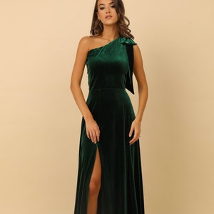 Robe d&#39;invité de mariage formelle en velours, robe fendue vert foncé sur une épaule, robe de demoiselle d&#39;honneur en velours