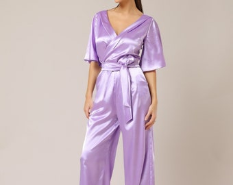 Combinaison, combinaison en satin lilas, combinaison de fête, combinaison formelle, combinaison de demoiselle d'honneur, combinaison à manches évasées et col cache-cœur