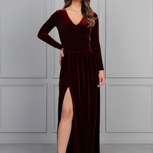 Burgunder Samt Brautjungfer Kleid, V-Ausschnitt Maxi Kleid, Langarm Hochzeitsgast Kleid, High Slit Abendkleid, Trauzeugin Kleid