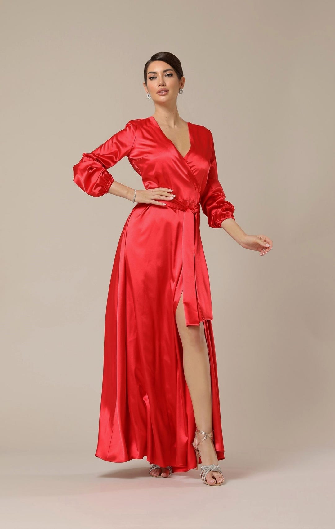 Abito avvolgente in raso rosso, abito lungo a maniche lunghe, abito