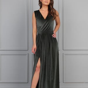 This sleeveless velvet maxi dress combines a wrap neckline with a high slit, a flattering fit provide both comfort and refinement, dusty sage long velvet dress