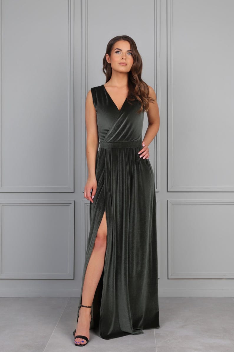 This sleeveless velvet maxi dress combines a wrap neckline with a high slit, a flattering fit provide both comfort and refinement, dusty sage long velvet dress