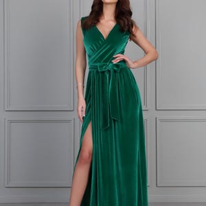 This green velvet maxi dress combines a wrap neckline with a high slit, a flattering fit provide both comfort and refinement, while the slit adds movement and a subtle statement.