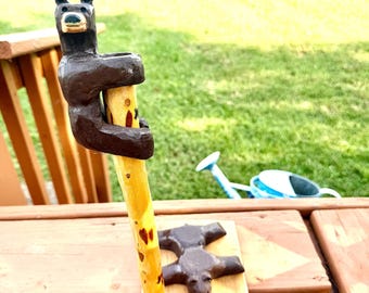 Oso pardo de madera tallado a mano abrazando un árbol ~ Oso pardo durmiendo ~ Figura de oso de madera ~ Decoración de cabaña ~ Casa de campo ~ Pabellón de caza ~ Rústico