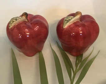 Vintage Red Apple Salt and Pepper Shakers ~ Country Kitchen ~ Farmhouse ~ Collectible