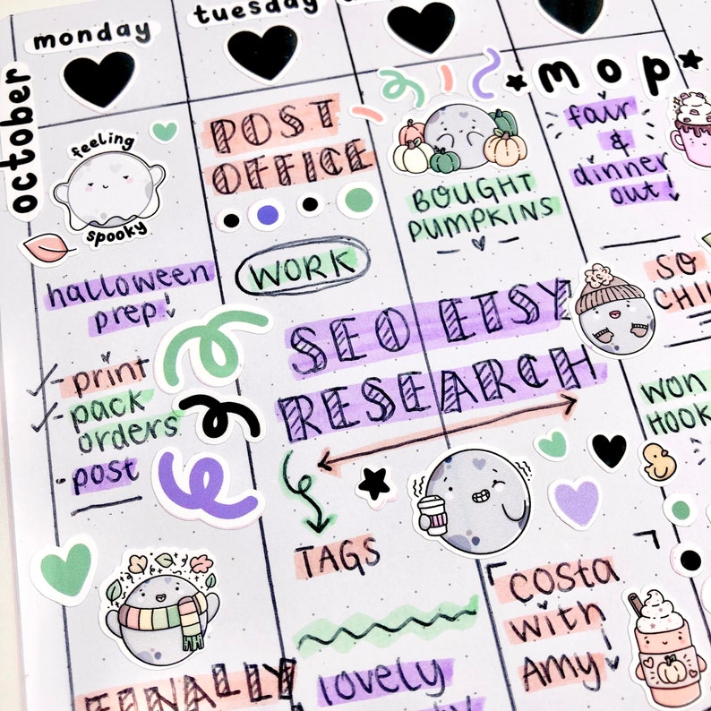 Op de afbeelding: Een weekplanner met handgeschreven notities en stickers. De planner bevat taken zoals "SEO Etsy Research", "Post Office", "Print Orders" en "Halloween Prep!"