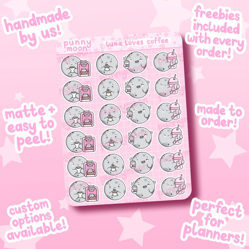 Op de afbeelding: Een vel met 24 matte, gemakkelijk te verwijderen stickers met een cartoon maanfiguur met verschillende koffie- en koffiegerelateerde ontwerpen. De tekst "punny moon" en "Luna loves coffee" staat op het vel.