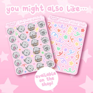 Op de afbeelding: Twee sticker vellen met schattige illustraties. Het eerste vel heeft een grijs maanfiguur dat een cadeaudoos vasthoudt. Het tweede vel heeft een confetti-ontwerp met sterren, harten en swirls in pastelkleuren. De tekst "punny moon" en "Luna Loves Planning" staan op de vellen. De tekst "available on the shop!" staat in een cirkel onder de vellen.