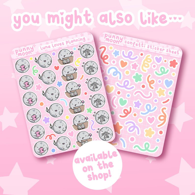 Op de afbeelding: Twee sticker vellen met schattige illustraties. Het eerste vel heeft een grijs maanfiguur dat een cadeaudoos vasthoudt. Het tweede vel heeft een confetti-ontwerp met sterren, harten en swirls in pastelkleuren. De tekst "punny moon" en "Luna Loves Planning" staan op de vellen. De tekst "available on the shop!" staat in een cirkel onder de vellen.