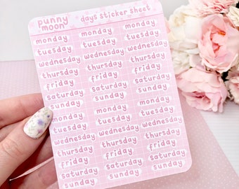 Può includere: Un foglio di adesivi rosa con i giorni della settimana scritti in un carattere arrotondato. Il foglio è diviso in una griglia con ogni giorno ripetuto più volte. Il testo "punny moon" e "days sticker sheet" sono in cima al foglio.