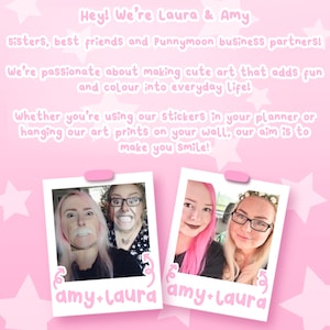 Op de afbeelding: Twee vrouwen, zussen en zakenpartners, poseren voor een foto in een roze en witte fotocabine. De foto is omlijst met een roze rand en heeft de tekst "amy+laura" erop.