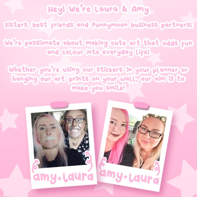 Op de afbeelding: Twee vrouwen, zussen en zakenpartners, poseren voor een foto in een roze en witte fotocabine. De foto is omlijst met een roze rand en heeft de tekst "amy+laura" erop.