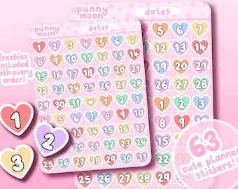 Può includere: Un set di 63 adesivi a forma di cuore di colore rosa pastello, blu, giallo e verde con i numeri da 1 a 31. Gli adesivi sono progettati per un planner o un calendario. Il testo "63 adesivi carini per planner!" è su un adesivo circolare rosa.