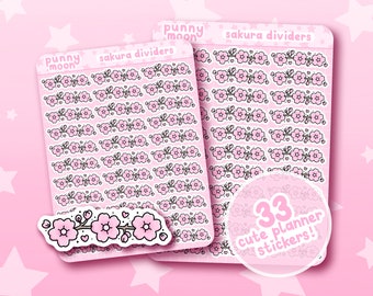 Può includere: Un set di 33 adesivi per planner rosa e bianchi con un motivo ripetitivo di fiori di ciliegio. Gli adesivi sono etichettati "sakura dividers" e "punny moon".