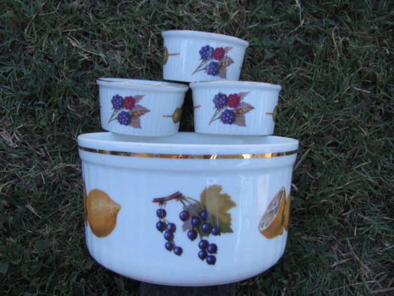 Boxed Royal Worcester Evesham Gold Fluted Rim Bowl
