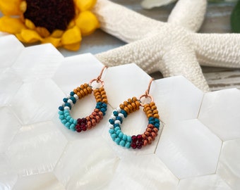 Boucles d’oreilles en perles de graines, boucles d’oreilles en perles Boho, boucles d’oreilles Color Block, petites boucles d’oreilles en perles, boucles d’oreilles pour l’automne, boucles d’oreilles à chevrons perlées