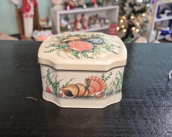 Caja de hojalata antigua inglesa con tapa de concha marina