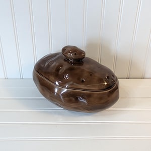 Fuente para servir patatas al horno con tapa de estilo antiguo del Atlántico