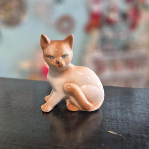 Vintage Ceramic Pottery Siamese Cat Figurine