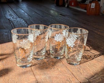 Vintage Set mit vier Libbey Glas Weiß und Gold Rose Bechern