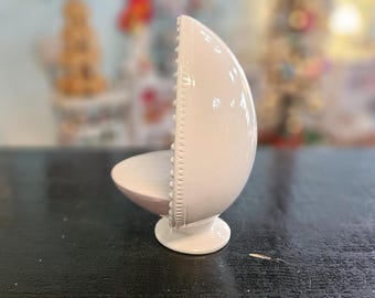 ヴィンテージの白とピンクの陶器製イースターエッグ台座ディスプレイ