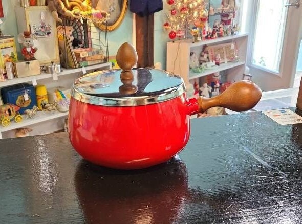 pot à fondue vintage en émail rouge