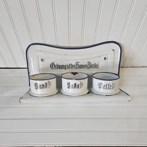 Unidade de organização de parede para lavanderia vintage em esmalte azul marinho e branco alemão