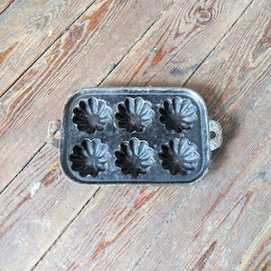 Vintage Cast Iron Cake Gem Pan
