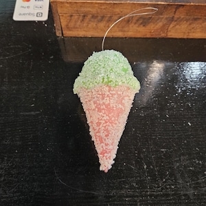 Adorno de cono de helado con molde soplado de azúcar verde y rosa vintage