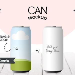 Può includere: Due lattine di alluminio, una con sfondo bianco e il testo "Add your Design Here" e l'altra con un cielo blu, una nuvola bianca e un design di erba verde. Il testo "CAN Mockup" è in cima all'immagine.