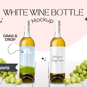 Peut inclure: Maquette de deux bouteilles de vin blanc avec des étiquettes vierges. Les bouteilles sont sur une surface en bois avec des raisins verts. Le texte "DRAG & DROP" et "Canva" sont visibles sur l'image. Le texte "WHITE WINE BOTTLE MOCKUP" est en haut de l'image.
